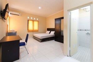 Reddoorz Room | Meja kerja, tirai kedap cahaya, dan Wi-Fi gratis