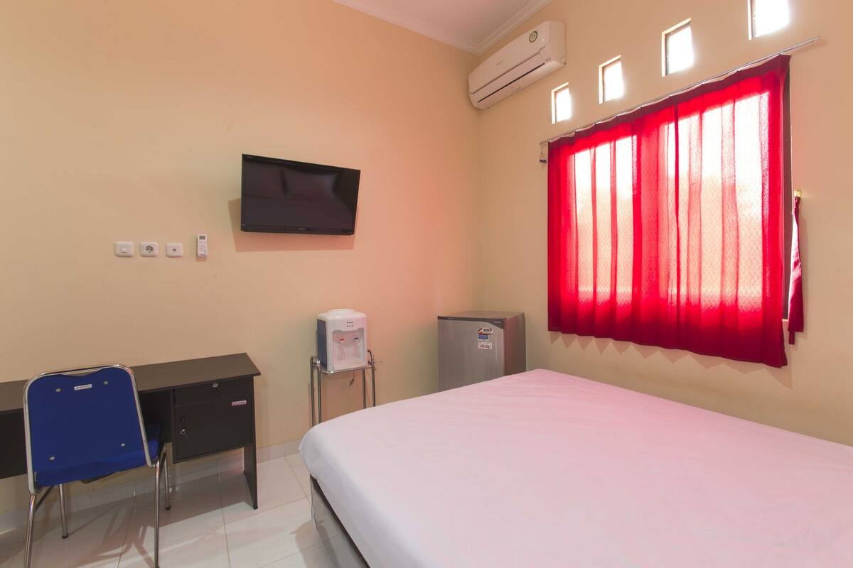 Desk, blackout curtains, free WiFi