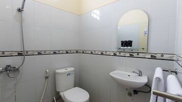 Reddoorz Room | Kylpyhuone | Suihku, ilmaiset hygieniatuotteet, pyyhkeet