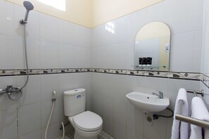 Reddoorz Room | Bathroom | Shower, free toiletries, towels