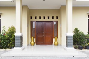 Pintu masuk properti