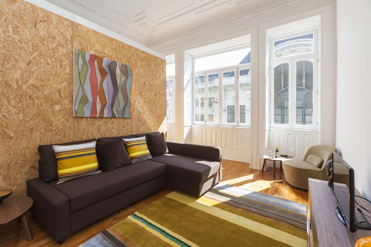 Apartamento superior, vista para a cidade | Sala de estar | TV de tela plana