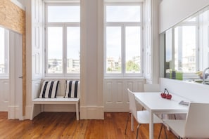 Standard Apartment, 1 Bedroom | In-room dining