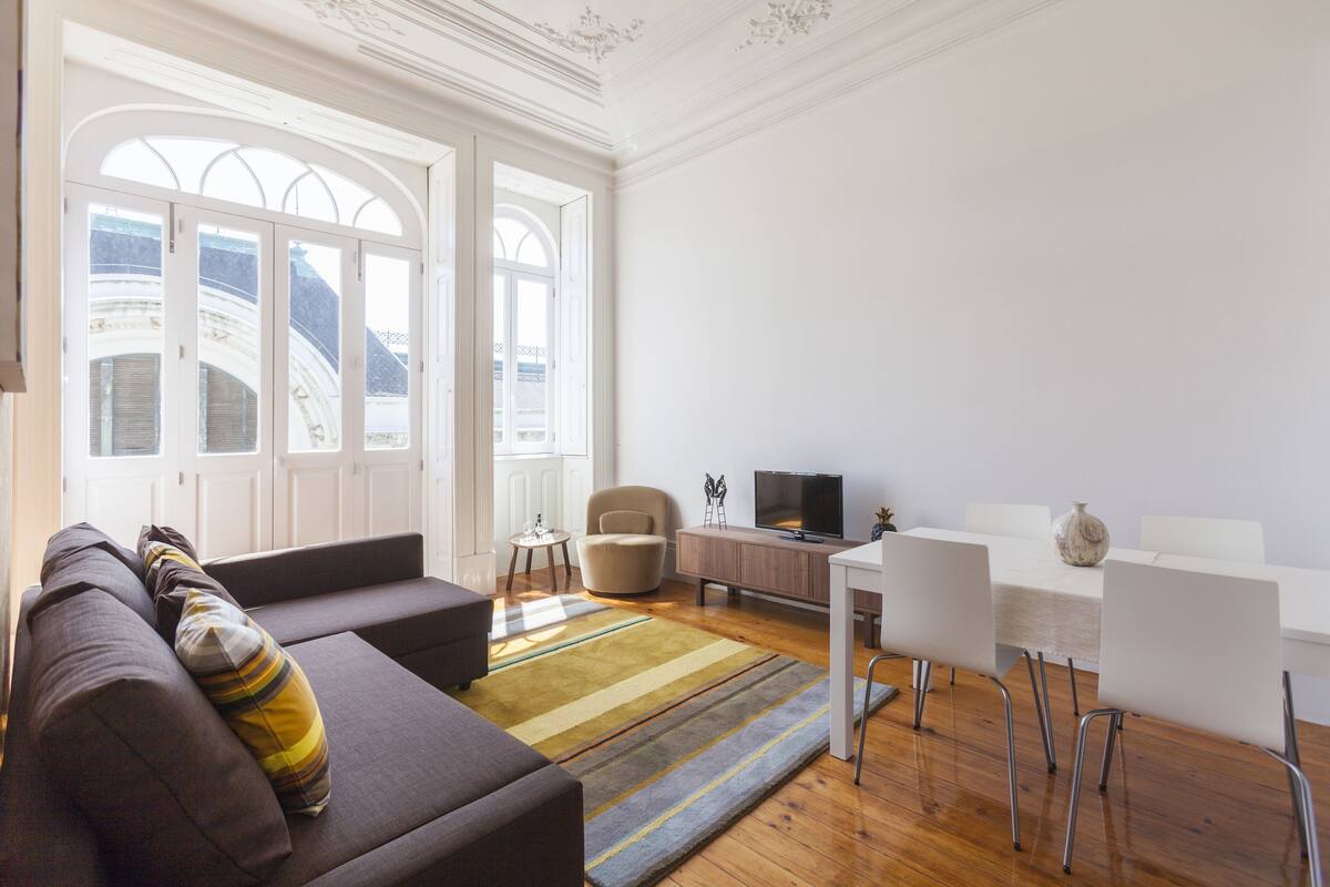 Apartamento luxo, vista para a cidade | Sala de estar | TV de tela plana