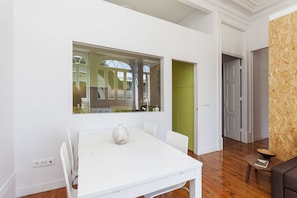 Apartamento luxo, vista para a cidade | Opções para refeição no quarto