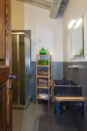 Standard Double Room (La Piazza) | Bathroom | Shower, free toiletries, hair dryer, bidet - B&B Le Scalette di Piazza (Montalcino)