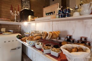 A buffet with various food items, including pastries, nuts, and condiments. - B&B Le Scalette di Piazza (Montalcino)