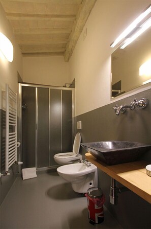 A bathroom with a shower, toilet, and sink. - B&B Le Scalette di Piazza (Montalcino)