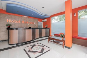 Reception - RedDoorz Plus @ Jalan Pemuda Jakarta (Jakarta)