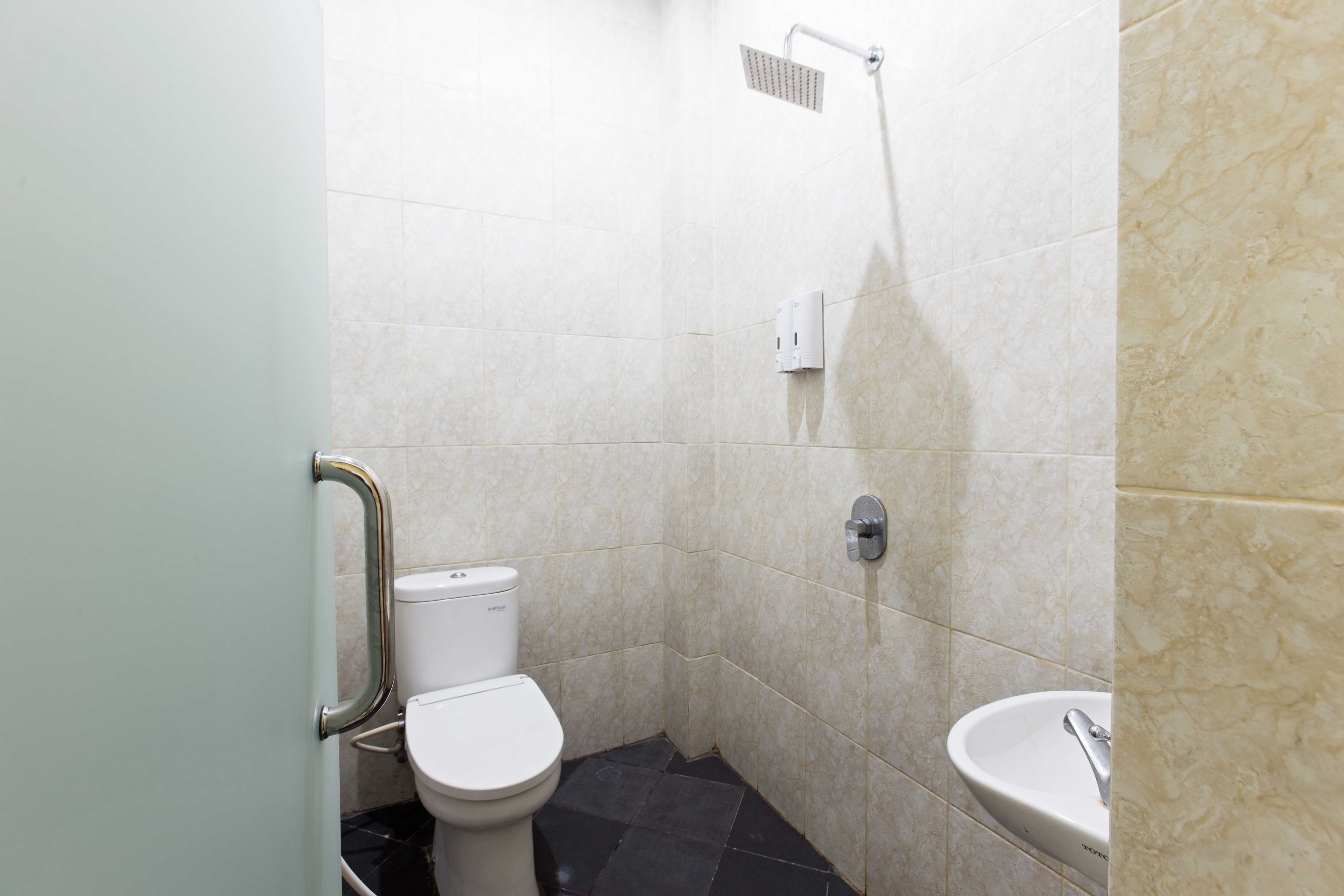 Foto - RedDoorz Plus @ Jalan Pemuda Jakarta