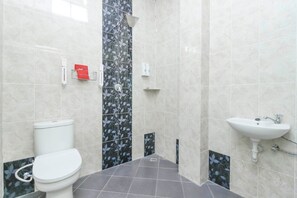 Shower, free toiletries, towels - RedDoorz Plus @ Jalan Pemuda Jakarta (Jakarta)
