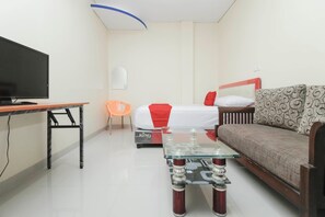 Desk, blackout curtains, free WiFi - RedDoorz Plus @ Jalan Pemuda Jakarta (Jakarta)