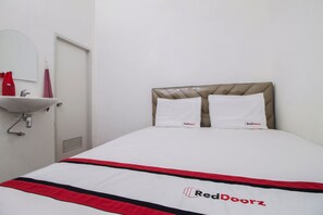 Desk, blackout curtains, free WiFi, bed sheets - RedDoorz @ Radio Dalam (Jakarta)