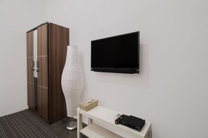 Kamar Double | Meja kerja, tirai kedap cahaya, Wi-Fi gratis, dan seprai linen