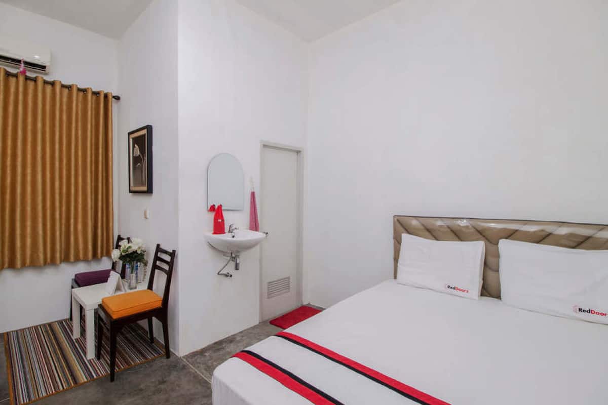 Desk, blackout curtains, free WiFi, bed sheets