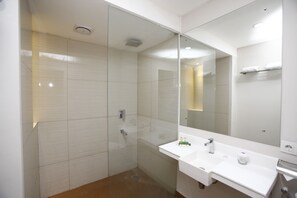 Reddoorz Room | Bathroom | Shower, free toiletries - RedDoorz Blok M (Jakarta)