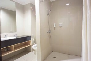 Reddoorz Room | Bathroom | Shower, free toiletries, towels