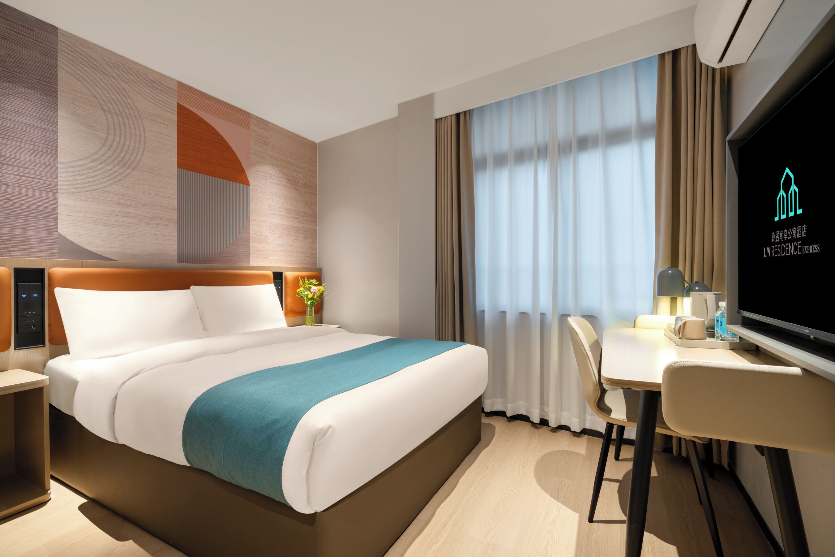 Escrivaninha, cortinas blackout, Wi-Fi de cortesia, roupa de cama