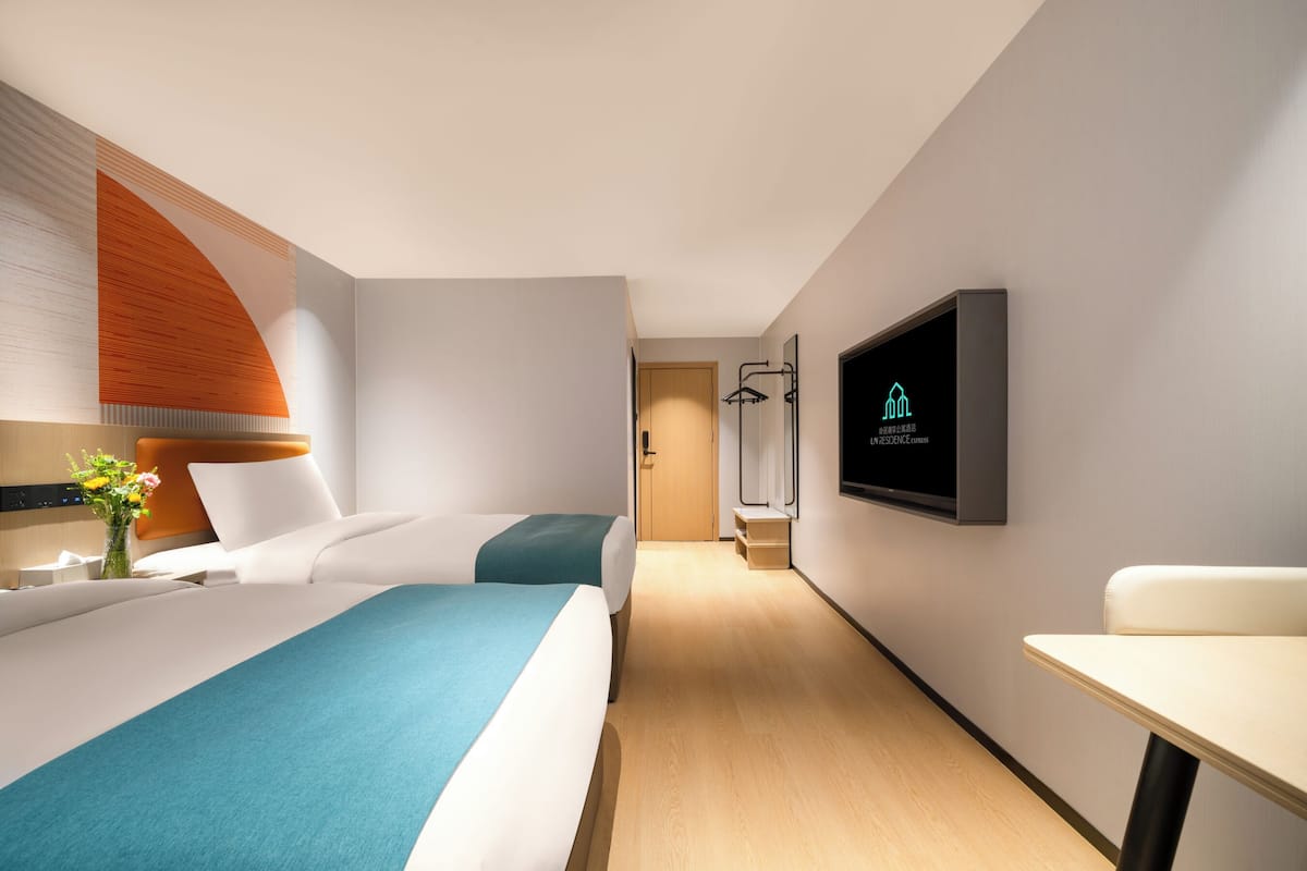 Escritorio, cortinas blackout, wifi gratis y ropa de cama