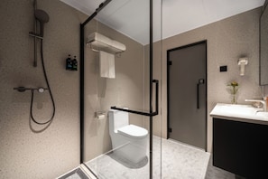 Desk, blackout curtains, free WiFi, bed sheets - Guang Dong Hotel (Guangzhou)