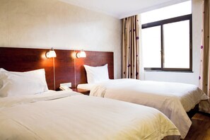 Desk, blackout curtains, free WiFi, bed sheets - Guang Dong Hotel (Guangzhou)