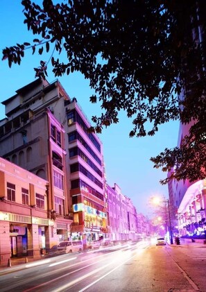 Fachada da propriedade à noite