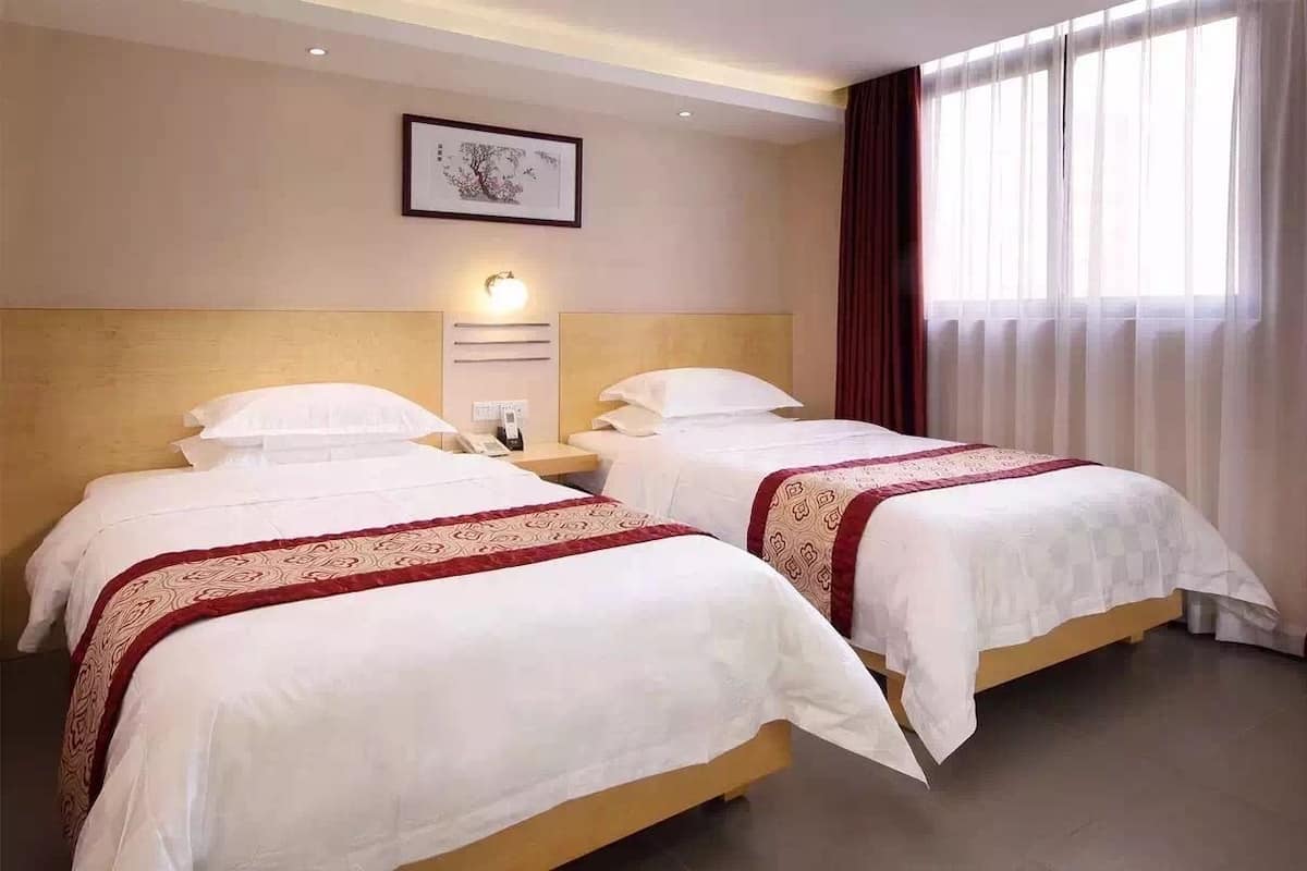 Escritorio, cortinas blackout, wifi gratis y ropa de cama