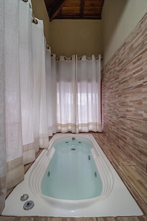 Luxury Room | Bathroom | Separate bathtub and shower, free toiletries, towels, soap - Fazenda Pousada das Palmeiras (Brotas)