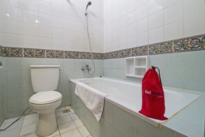 Double Room | Bathroom | Free toiletries, hair dryer, towels