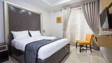 Reddoorz Room | Desk, blackout curtains, free WiFi