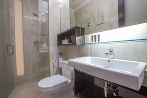Reddoorz Room | Bathroom | Shower, free toiletries, towels