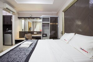 Reddoorz Room | Desk, blackout curtains, free WiFi