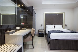Reddoorz Room | Desk, blackout curtains, free WiFi