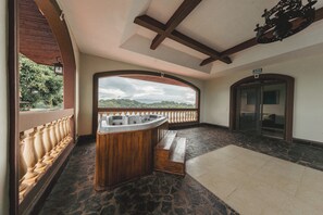Suite presidencial, 3 habitaciones, 2 baños, vistas al lago | Vistas del balcón