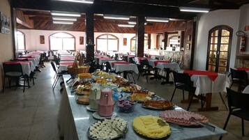 Café da manhã com buffet grátis todos os dias