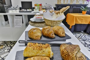 Tägliches inbegriffenes kontinentales Frühstück