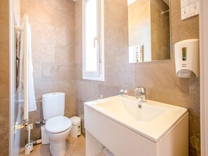 Habitación individual | Baño | Ducha, artículos de higiene personal gratuitos y toallas