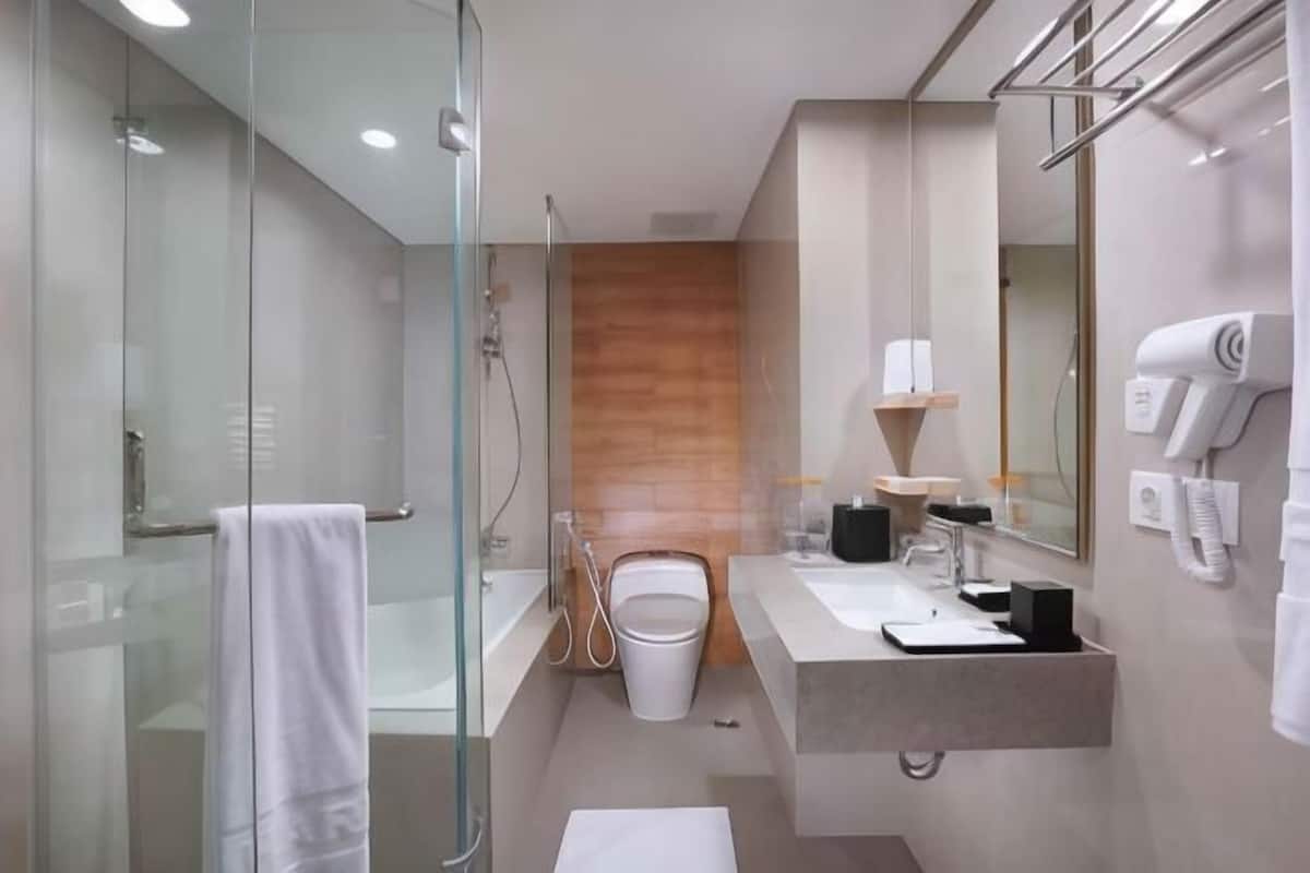 Bathroom | Rainfall showerhead, free toiletries, hair dryer, slippers