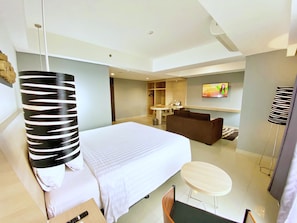 Phòng đôi Junior, 1 giường cỡ queen | Minibar, két bảo mật tại phòng, bàn, phòng cách âm 