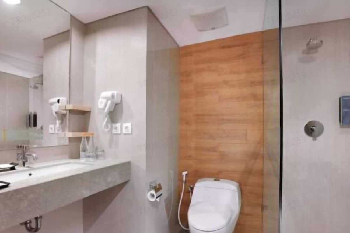 Bathroom | Rainfall showerhead, free toiletries, hair dryer, slippers