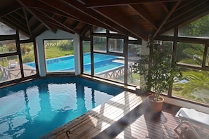 Piscine intérieure, piscine extérieure en saison, parasols