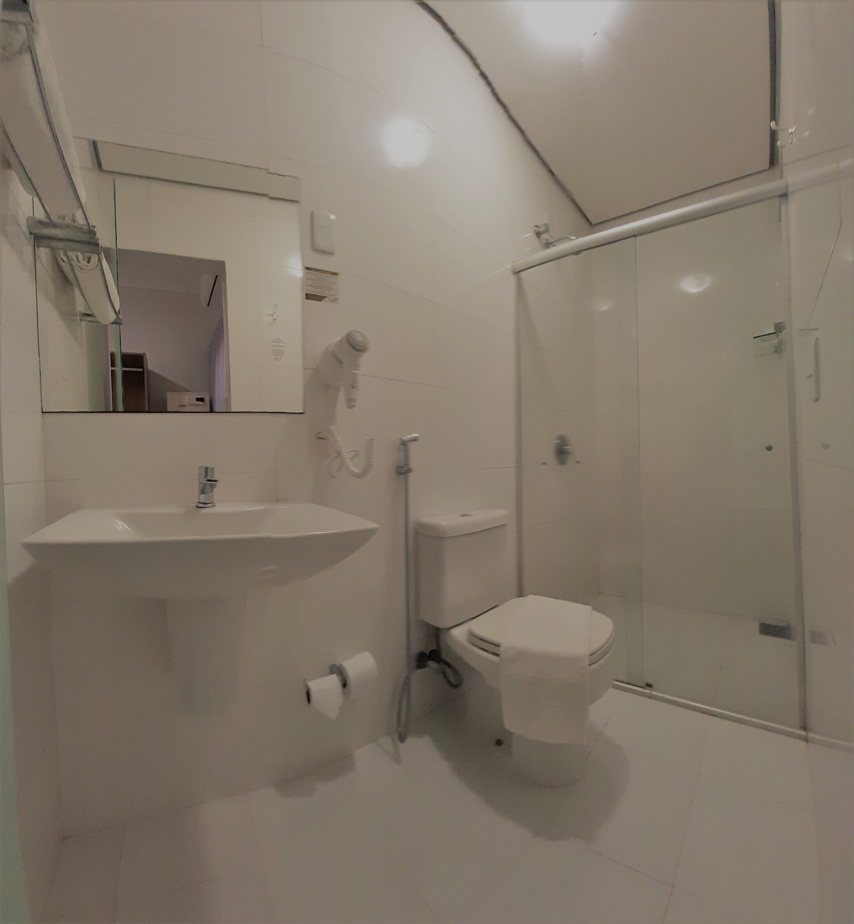 Ein modernes Badezimmer mit Waschbecken, Toilette und Duschkabine.