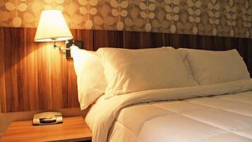 Habitación individual | Minibar, caja fuerte, escritorio y cortinas opacas