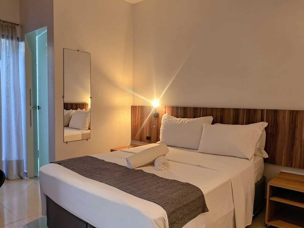 Minibar, caja de seguridad en la habitación y escritorio 