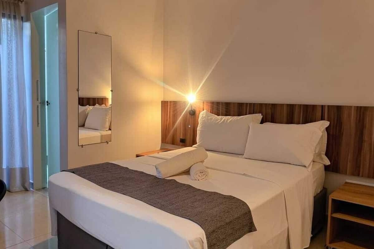 Minibar, caja de seguridad en la habitación y escritorio