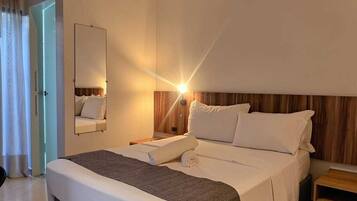 Frigobar, cofres nos quartos, escrivaninha, cortinas blackout