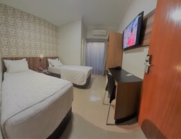 Twin Room | Minibar, in-room safe, desk, blackout drapes