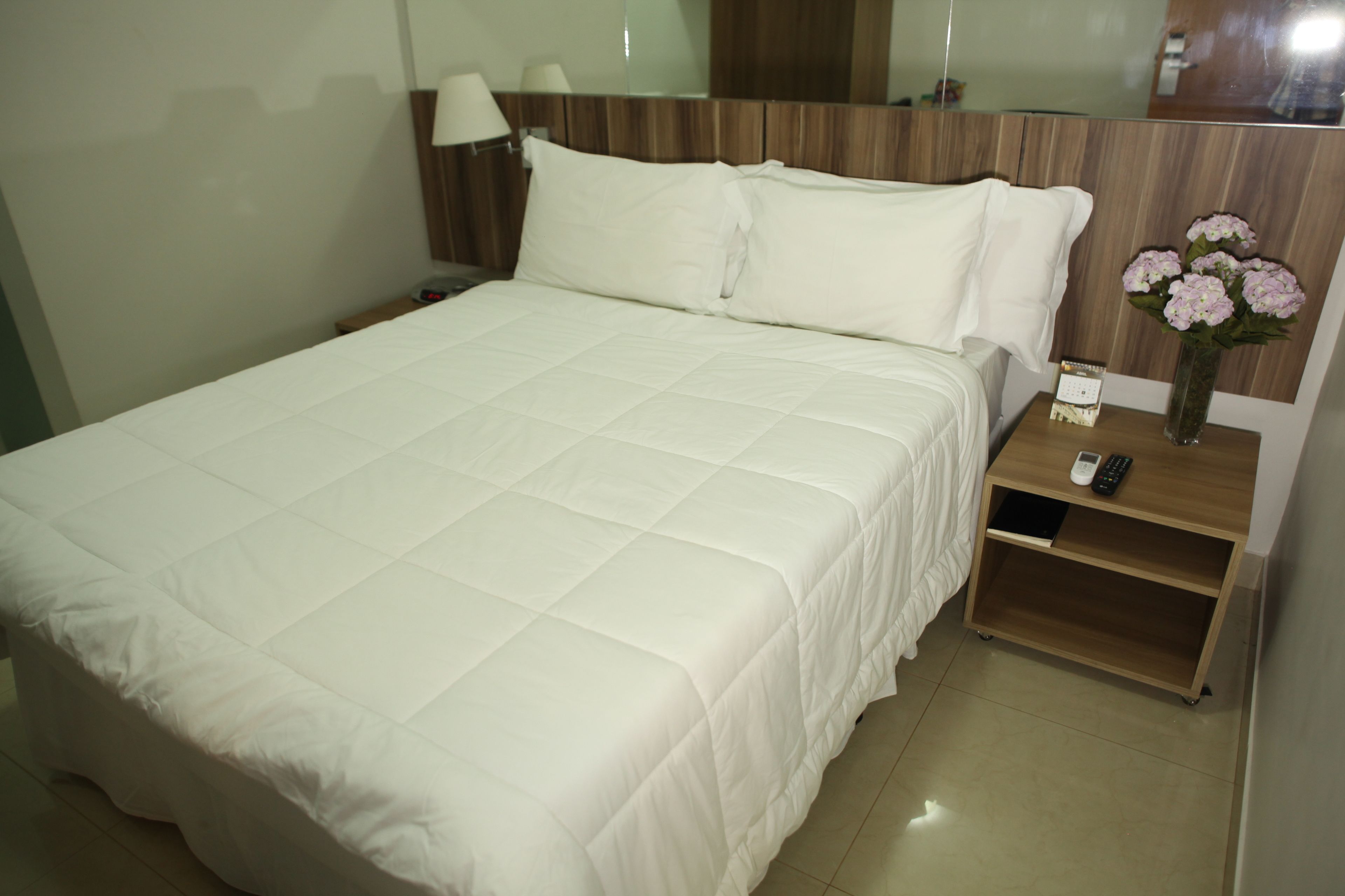 Quarto casal de uso individual | Frigobar, cofres nos quartos, escrivaninha, cortinas blackout