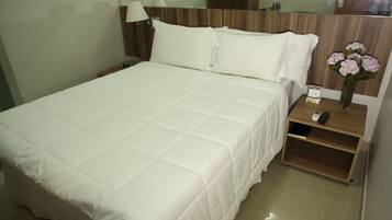 Quarto casal de uso individual | Frigobar, cofres nos quartos, escrivaninha, cortinas blackout