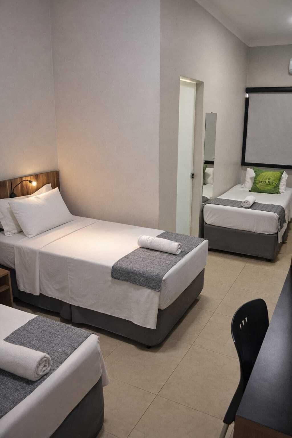 Habitación triple (Twin) | Minibar, caja de seguridad en la habitación y escritorio 